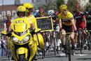 Cadel Evans ense&ntilde;a el mensaje de felicitaci&oacute;n de la moto de la organizaci&oacute;n.