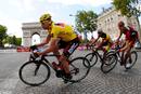 Evans, de amarillo, ante el Arco del Triunfo de Par&iacute;s.