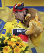 El ciclista australiano Cadel Evans (BMC) en el podio tras convertirse en el virtual vencedor de la presente edici&oacute;n del Tour de Francia.