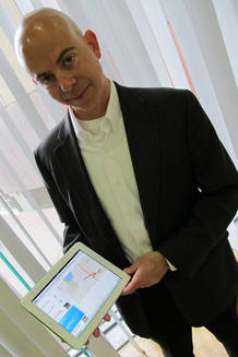 John McGeachie, de Evernote, ense&ntilde;a la aplicaci&oacute;n instalada en un iPad