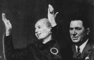 Evita Perón saluda a la multitud Evita Perón saluda a la multitud