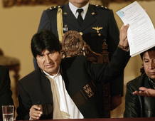 El presidente de Bolivia, Evo Morales ha promulgado la ley que convoca para el 10 de agosto un referéndum para revocar o ratificar su mandato, el de su vicepresidente y el de los gobernadores regionales. El presidente de Bolivia, Evo Morales ha promulgado la ley que convoca para el 10 de agosto un referéndum para revocar o ratificar su mandato, el de su vicepresidente y el de los gobernadores regionales.