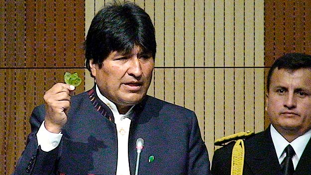 Evo Morales ha sujetado una hoja de coca frente a la sede de la ONU en Viena.