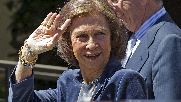 La reina, Do&ntilde;a Sof&iacute;a, visita al Rey en el hospital San Jos&eacute;