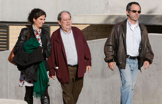 Los ex altos cargos de CiU, Llu&igrave;s Prenafeta y Maci&aacute; Alavedra, salen de prisi&oacute;n