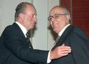 El ex presidente es felicitado por el Rey tras imponerle la medalla como acad&eacute;mico de la Real Academia de Ingenier&iacute;a