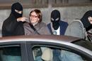 La ex tesorera de PCTV-EHAK Sonia Jacinto es escoltada por efectivos policiales.