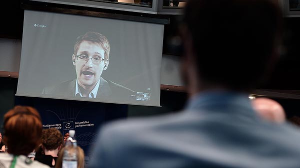 El exagente de la CIA Edward Snowden habla por videoconferencia durante una sesión del Consejo de Europa, el 24 de junio de 2014