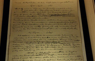 Ver v&iacute;deo  'Se exhibe el manuscrito original en el que Einstein enunci&oacute; la Teor&iacute;a General de la Relatividad'