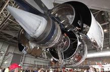 Exhibici&oacute;n de un motor del Airbus A380 en un hangar de Qantas