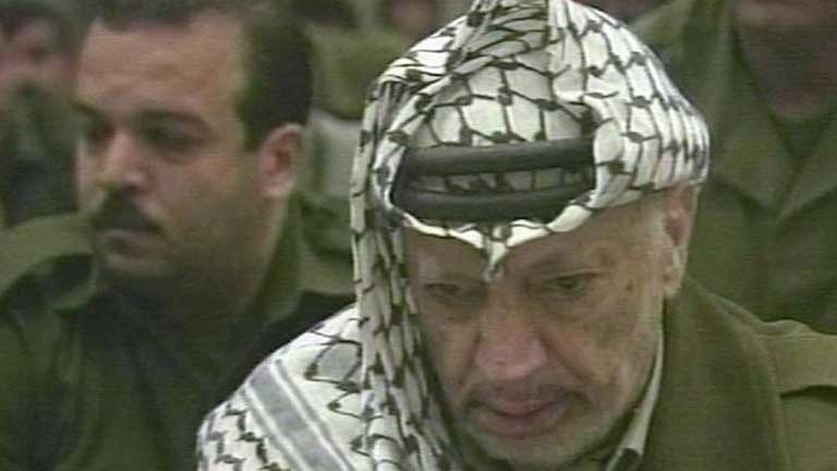 La viuda de Arafat pide la exhumaci&oacute;n del cad&aacute;ver