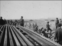 Los exiliados españoles fueron obligados a trabajar, por el régimen colaboracionista francés de Pétain, en la construcción del Ferrocarril Transahariano, un proyecto quimérico que pretendía unir el Mediterráneo con el río Níger, cruzando el Sahara d