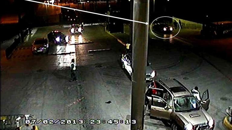 Expatriados 21 inmigrantes que entraron en Melilla con coches "kamikazes"