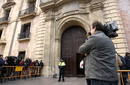 Expectacion informativa a la entrada del Palacio de Justicia en Valencia, donde ser&aacute;n juzgados Camps y Costa.