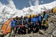 La expedici&oacute;n de la alpinista Edurne Pasaban ha invertido entre 14 y 16 horas en completar el trayecto entre el campo 4, situado a 7.800 metros, y la cima del Kangchenjunga.