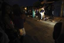 Expertos revisan el cadáver de un hombre tiroteado en Salvador de Bahía Expertos revisan el cadáver de un hombre tiroteado en Salvador de Bahía