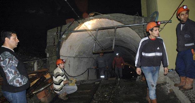 La explosi&oacute;n dej&oacute; atrapados a 19 de los 25 trabajadores que se encontraban a 220 metros bajo tierra