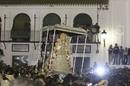 Los almonte&ntilde;os han saltado la reja a las 02.32 horas, despu&eacute;s de cerca de tres horas en el interior de la ermita esperando la llegada del Simpecado de la Hermandad Matriz de Almonte del rezo del Rosario, dando con ello comienzo la procesi&oacute;n de la Vir