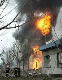El fuego arrasa la f&aacute;brica donde se ha producido la explosi&oacute;n.