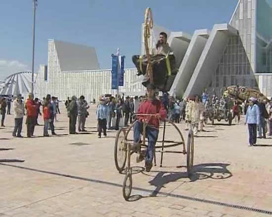 Expo 2008. Cabalgata de Cirque du Soleil