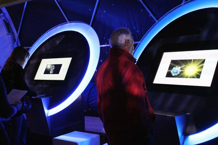 La exposici&oacute;n explica en diversas pantallas las aplicaciones espaciales