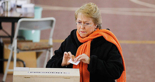 La expresidenta Michelle Bachelet emitiendo su voto en las primarias de Chile. Liderará la candidatura de centro-izquierda en las elecciones presidenciales de noviembre.