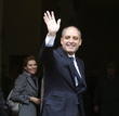 El expresidente de la Generalitat, Francisco Camps, saluda a su llega al Tribunal Superior de Justicia de Valencia, acompa&ntilde;ado por su esposa Isabel Bas.