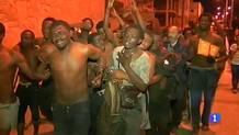 Ir al Video&nbsp;El expresidente de Melilla permite que una treintena de inmigrantes entren en su casa