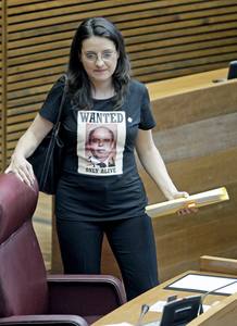 PRESIDENTA DE LES CORTS EXPULSA A DIPUTADA CON CAMISETA DE "SE BUSCA" A CAMPS PRESIDENTA DE LES CORTS EXPULSA A DIPUTADA CON CAMISETA DE "SE BUSCA" A CAMPS