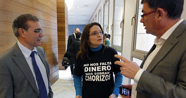 La diputada de Compromis, Mónica Oltra, conversa con sus compañeros de partido Enric Morera (d) y Josep María Pañella, tras ser expulsada del Pleno de Les Corts por lucir una camiseta con el lema "No nos falta dinero, nos sobran chorizos". La diputada de Compromis, Mónica Oltra, conversa con sus compañeros de partido Enric Morera (d) y Josep María Pañella, tras ser expulsada del Pleno de Les Corts por lucir una camiseta con el lema "No nos falta dinero, nos sobran chorizos".