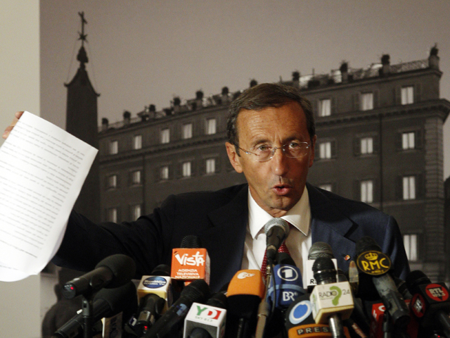 Rueda de prensa de Fini tras su expulsi&oacute;n del partido de Berlusconi