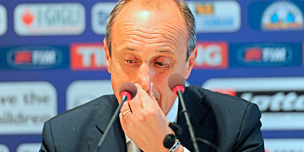 El extécnico del Fiorentina Delio Rossi ofrece una rueda de prensa para pedir perdón. El extécnico del Fiorentina Delio Rossi ofrece una rueda de prensa para pedir perdón.