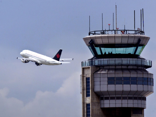Fomento comienza la externalizaci&oacute;n del control a&eacute;reo