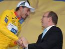 El suizo Fabian Cancellara, maillot amarillo y l&iacute;der del Tour, recibe la felicitaci&oacute;n del pr&iacute;ncipe Alberto de M&oacute;naco.