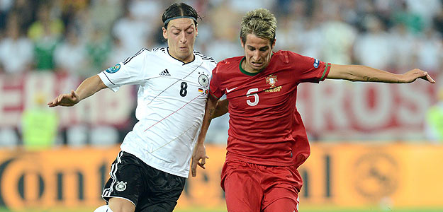Fabio Coentrao, en un instante del Alemania-Portugal, con su compañero en el Real Madrid Mesut Özil. Fabio Coentrao, en un instante del Alemania-Portugal, con su compañero en el Real Madrid Mesut Özil.
