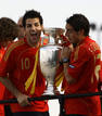 F&aacute;bregas y Cazorla con la Copa