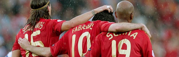 F&aacute;bregas, Ramos y Senna celebran el cuarto gol de Espa&ntilde;a