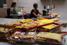 F&Aacute;BRICA DE BANDERAS TRIPLICA SUS COSTURERAS Y PREV&Eacute; VENDER 25.000 DE ESPA&Ntilde;A