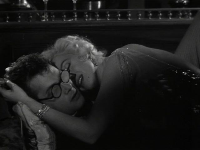 Tony Curtis y Marilyn Monroe en la escena del beso en 'Con faldas y a lo loco'
