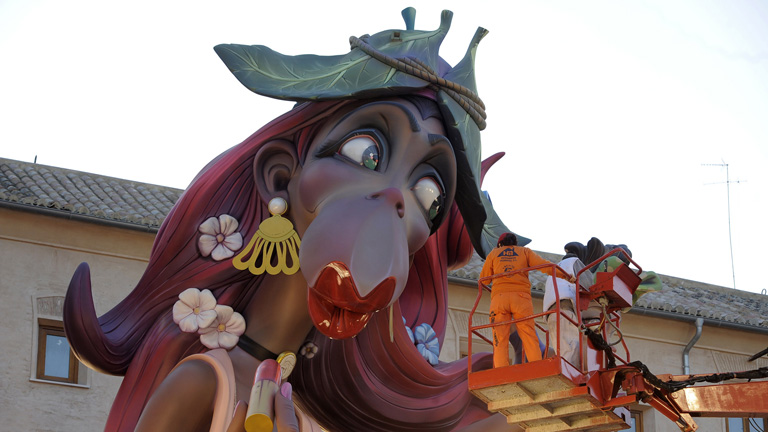 Las calles de Valencia se llenan de s&aacute;tira con las fallas