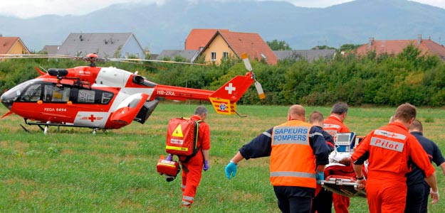 Los equipos de rescate evacúan a un herido cerca de la localidad francesa de Wittelsheim Los equipos de rescate evacúan a un herido cerca de la localidad francesa de Wittelsheim