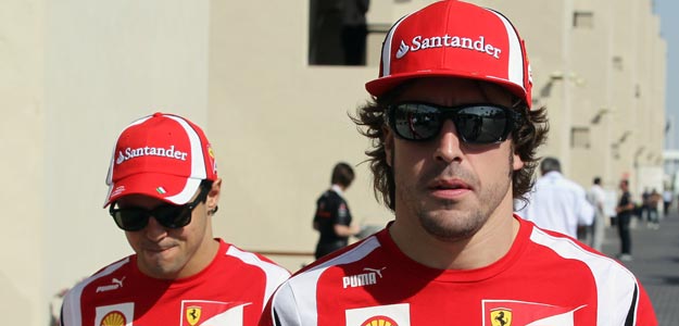 Fernando Alonso y Felipe Massa (detr&aacute;s), los dos pilotos de Ferrari, en Abu Dhabi
