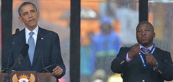 Insólito: El intérprete para sordos en el funeral de Mandela era un impostor (VIDEO)