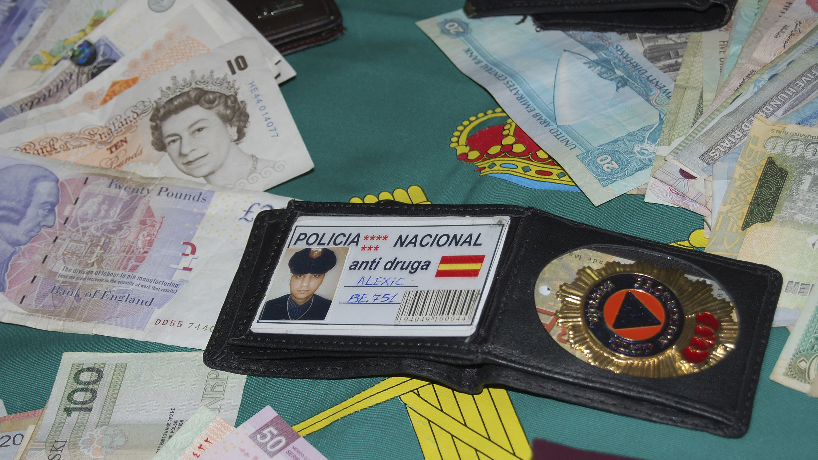 FALSOS POLIC&Iacute;AS