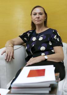 Laura Garc&iacute;a Lorca, sobrina nieta del poeta, posa en su despacho en la Fundaci&oacute;n Garc&iacute;a Lorca en Madrid