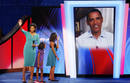 Michelle Obama, sus hijas -Sasha y Malia-, y Barak Obama (por v&iacute;deoconferencia) en la apertura de la Convenci&oacute;n Dem&oacute;crata de Denver.