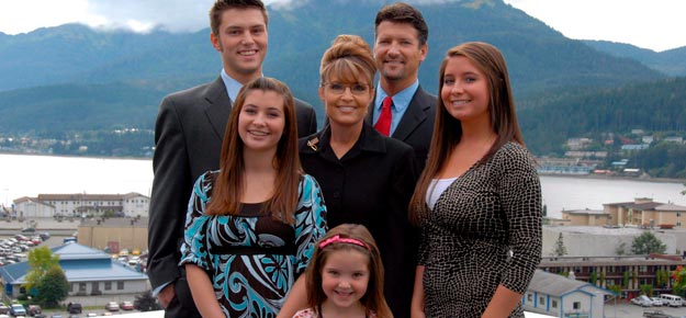 Fotografía de Sarah Palin, su esposo, Todd, sus hijas Bristol (a la derecha), Willow, Piper y su hijo Track. En la imagen falta el hijo pequeño. Fotografía de Sarah Palin, su esposo, Todd, sus hijas Bristol (a la derecha), Willow, Piper y su hijo Track. En la imagen falta el hijo pequeño.