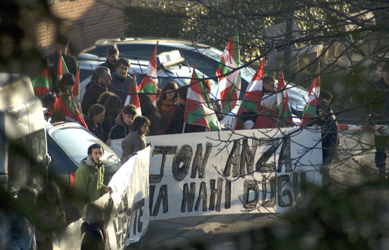 La Ertzaintza ve posibles 'injurias' en la protesta a favor de Anza, cuya autopsia termina en Francia