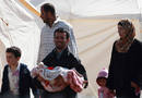 Una familia de refugiados, en las tiendas del campo de refugiados de Boynuegin.