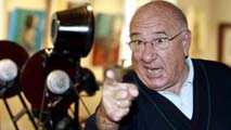 Ir al Video&nbsp;Familiares y amigos despiden a Alfredo Landa en un cementerio de Madrid
